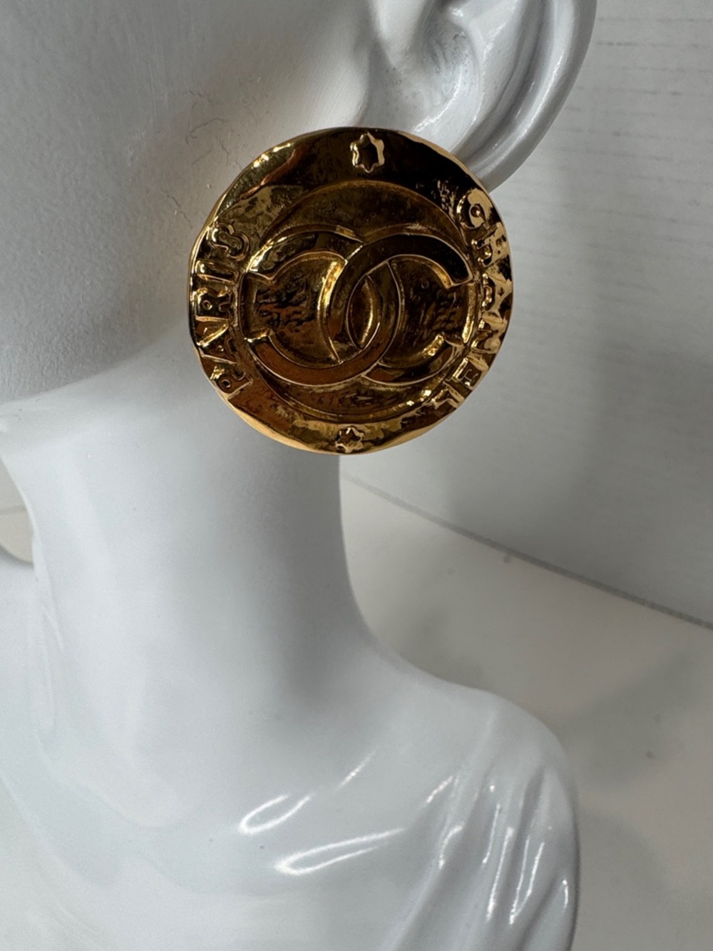 Chanel 1994 CC Logo Clip-On Earrings Gold Tone Round Vintage - Picture 3 of 12